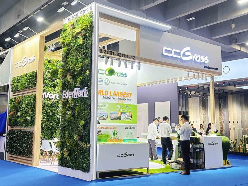 如何有效地将绿色植物融入上海展览会设计中?