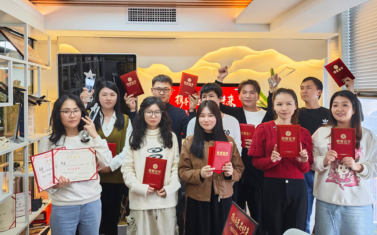 2023年圆桌国际展览年终颁奖典礼的获奖核心员工合照 2023年圆桌国际展览年终颁奖典礼的获奖核心员工合照