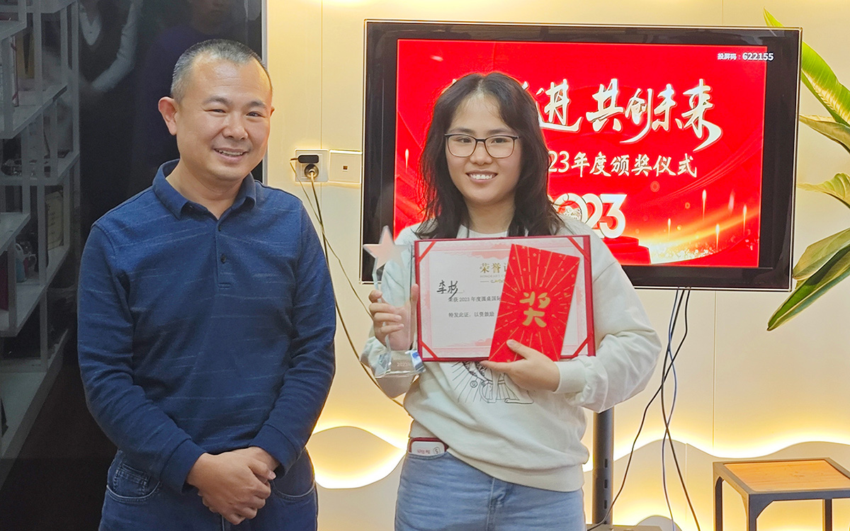 2023年beat365中文在线官网老板为李杉女士颁发奖励 2023年beat365中文在线官网老板为李杉女士颁发奖励