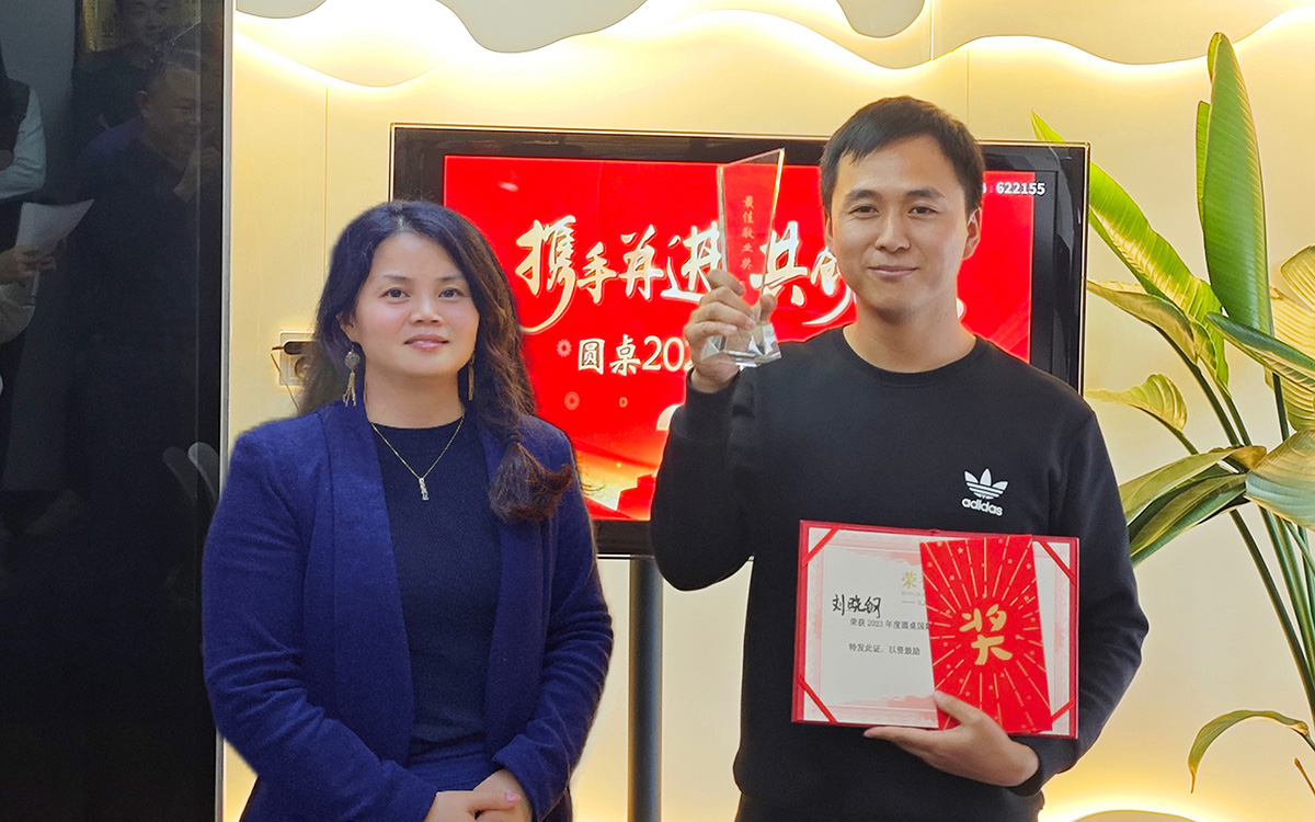 2023年beat365中文在线官网老板娘为刘晓钢先生颁发奖励 2023年beat365中文在线官网老板娘为刘晓钢先生颁发奖励