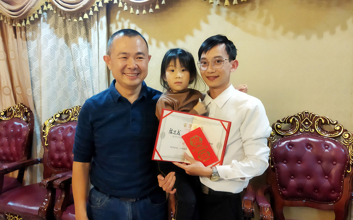 2023年beat365中文在线官网老板为陈卫成先生颁发奖励 2023年beat365中文在线官网老板为陈卫成先生颁发奖励