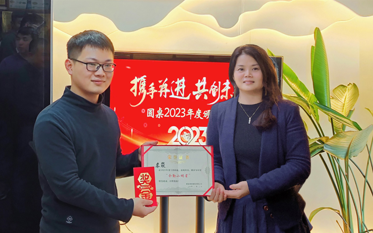 2023年beat365中文在线官网老板娘为李燚先生颁发奖励 2023年beat365中文在线官网老板娘为李燚先生颁发奖励
