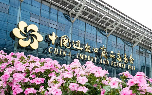 如何确保展览展台设计符合广交会的规定?