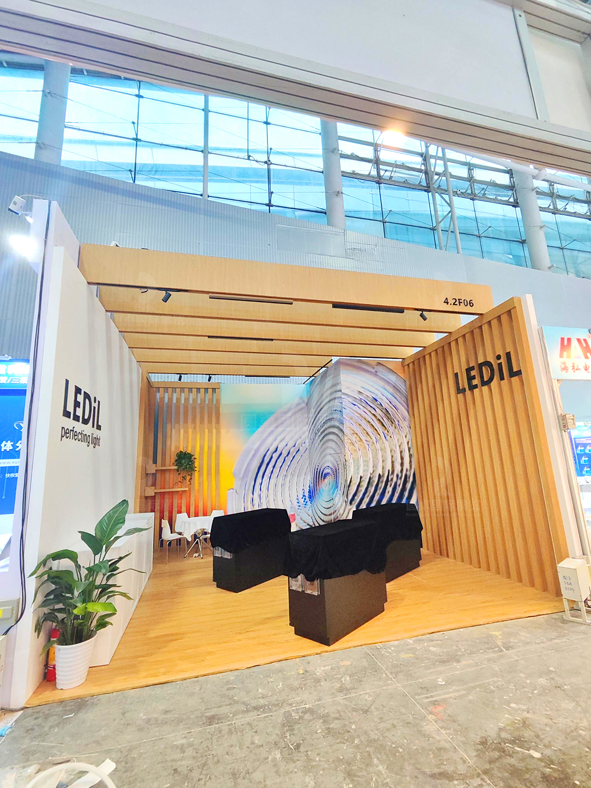 LEDil在2025年第30届广州国际照明展览会的36平展位设计搭建现场图片 LEDil在2025年第30届广州国际照明展览会的36平展位设计搭建现场图片