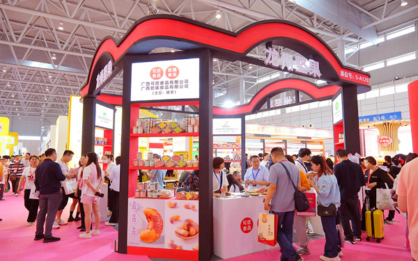 在展会设计中,如何确保展架摆放不阻碍观众视线?
