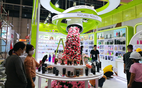 花艺装置点缀广交会摊位装修:打造差异化展示空间