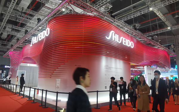 在广州展览会布展中,如何快速处理展台摇晃问题?